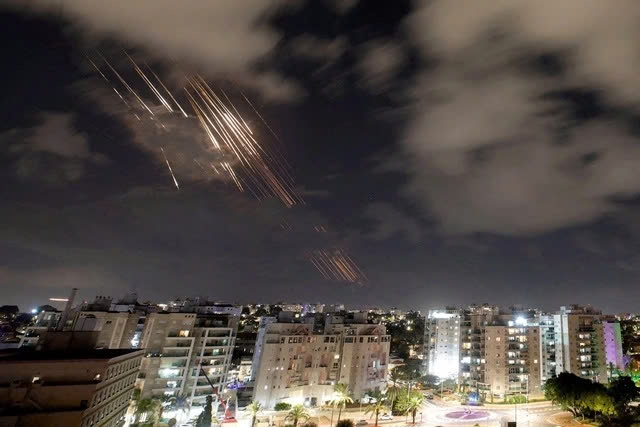 Hệ thống Vòm Sắt của Israel đánh chặn tên lửa. Ảnh: Reuters