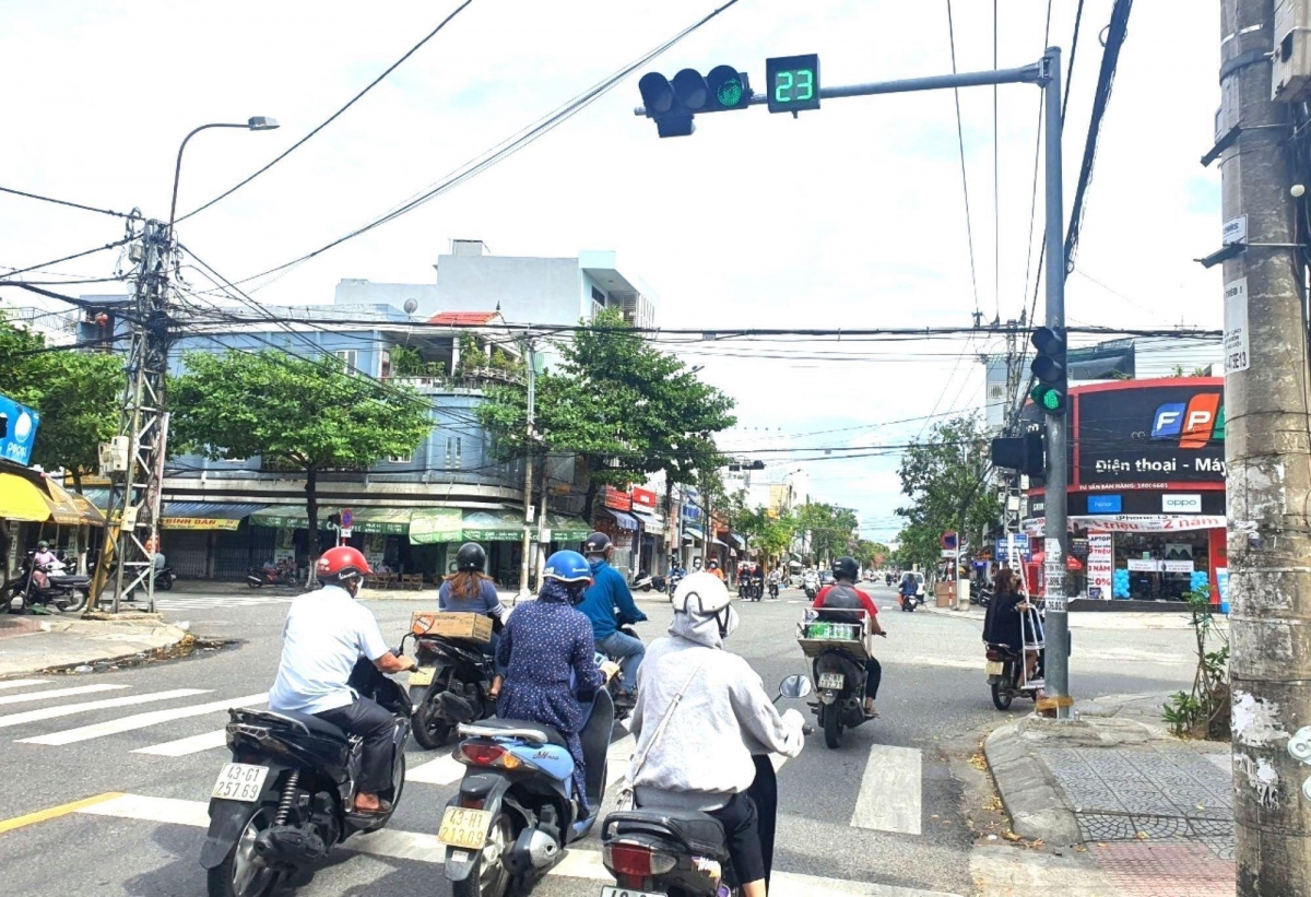 Khi cho xe rẽ trái, rẽ phải hoặc quay đầu, người điều khiển cần bật đèn tín hiệu.