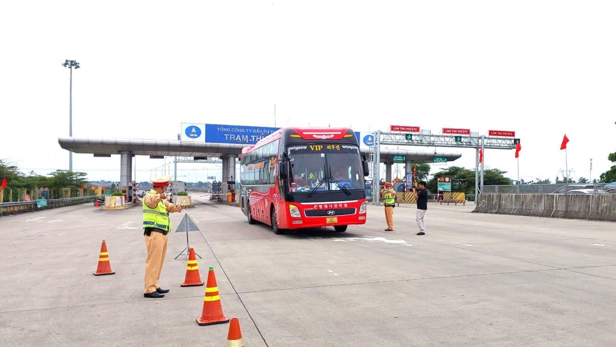 Lực lượng CSGT làm nhiệm vụ trên cao tốc Đà Nẵng - Quảng Ngãi.