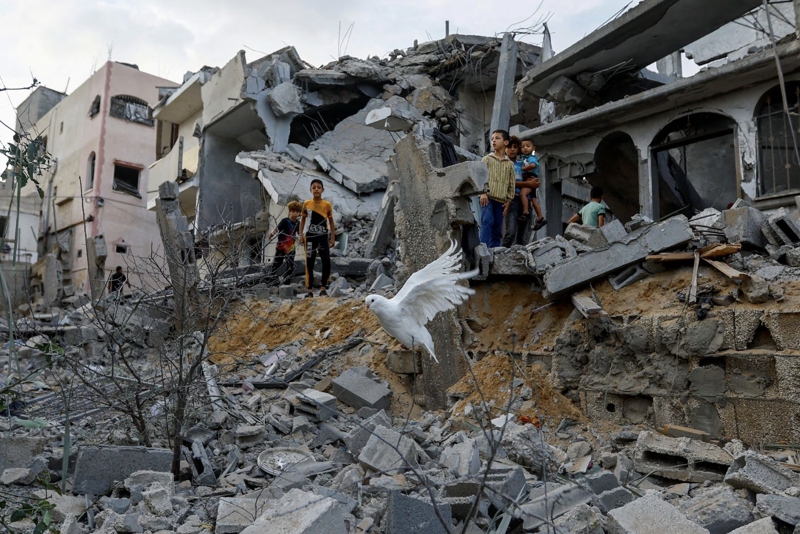 Một khu dân cư ở dải Gaza bị Israel không kích hôm 11/10 (Ảnh: Reuters)