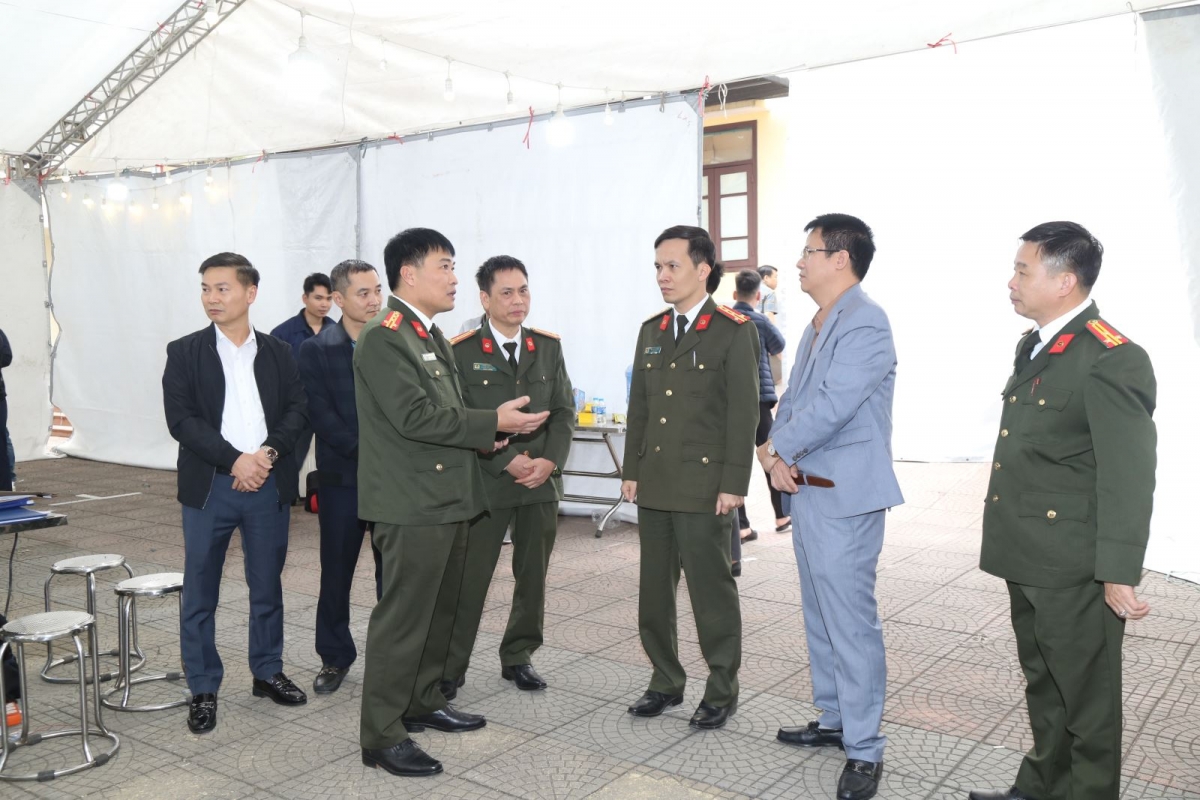 Đại tá Bùi Duy Hưng - Giám đốc Công an tỉnh Bắc Ninh kiểm tra, động viên CBCS trong quá trình phá án, điều tra
