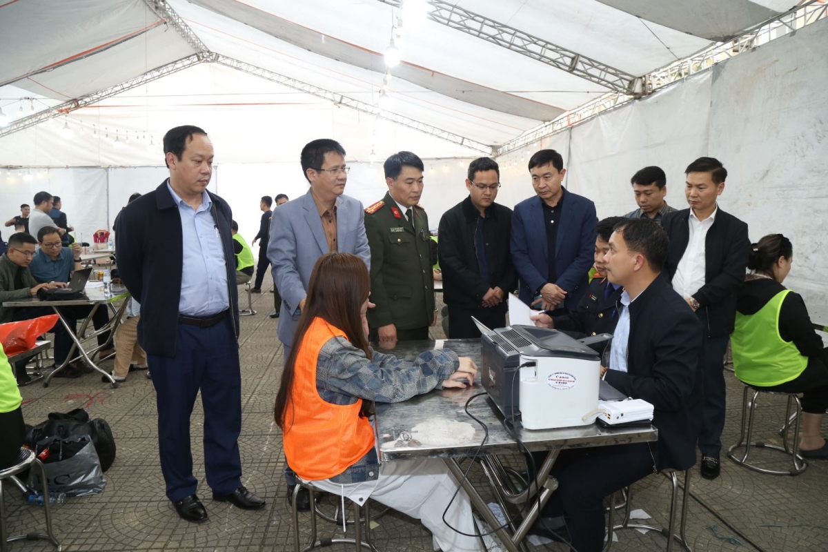 Trung tướng Nguyễn Minh Chính, Cục trưởng Cục An ninh mạng và Phòng chống tội phạm sử dụng Công nghệ cao Bộ Công kiểm tra, động viên cán bộ chiến sĩ Công an Bắc Ninh trong quá trình phá án, điều tra.