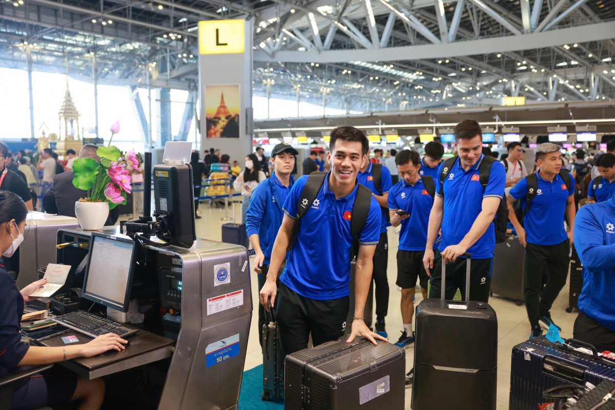 Trưa 6/1, đội tuyển bóng đá nam Việt Nam đã lên đường trở về nước trên chuyến bay VN610 hành trình Bangkok - Hà Nội của Hãng hàng không Quốc gia Vietnam Airlines.