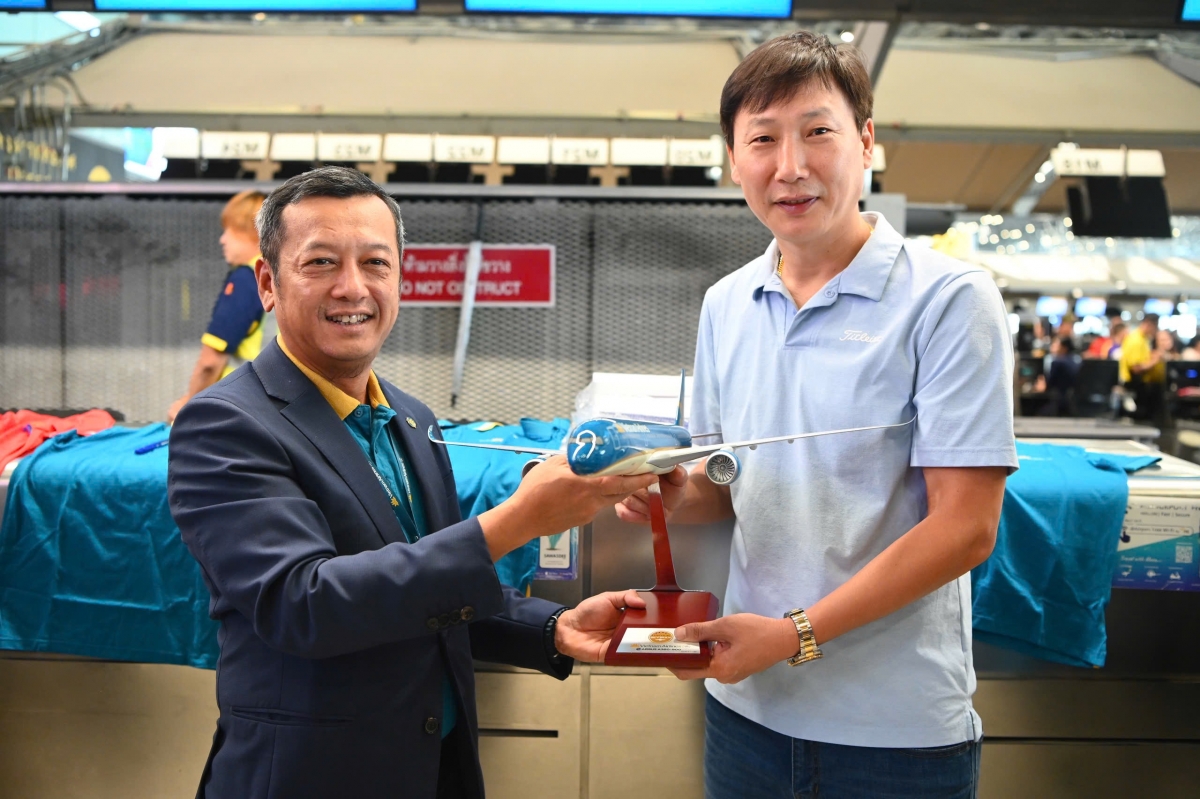 Tại sân bay, đại diện trưởng Vietnam Airlines tại Thái Lan đã chào đón các thành viên đội tuyển bóng đá Việt Nam và trao tặng Huấn luyện viên Kim Sang-sik mô hình máy bay kỷ niệm.
