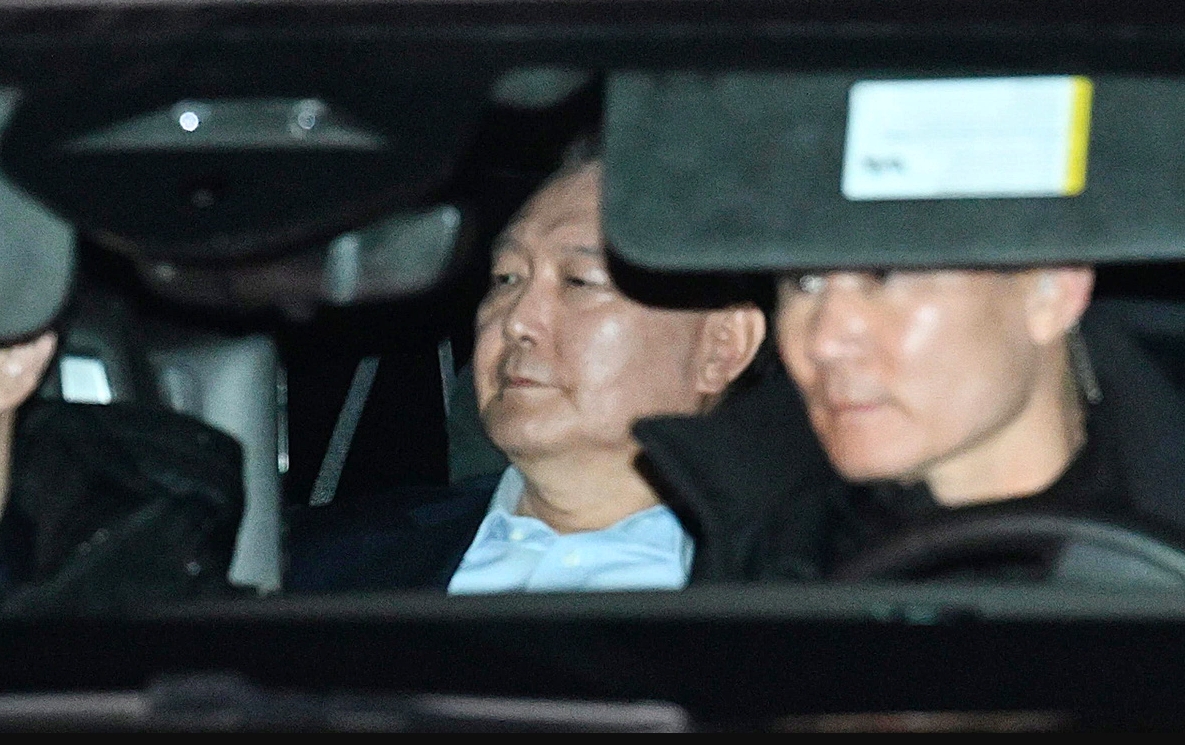 Tổng thống Yoon Suk Yeol lần đầu xuất hiện tại tòa.