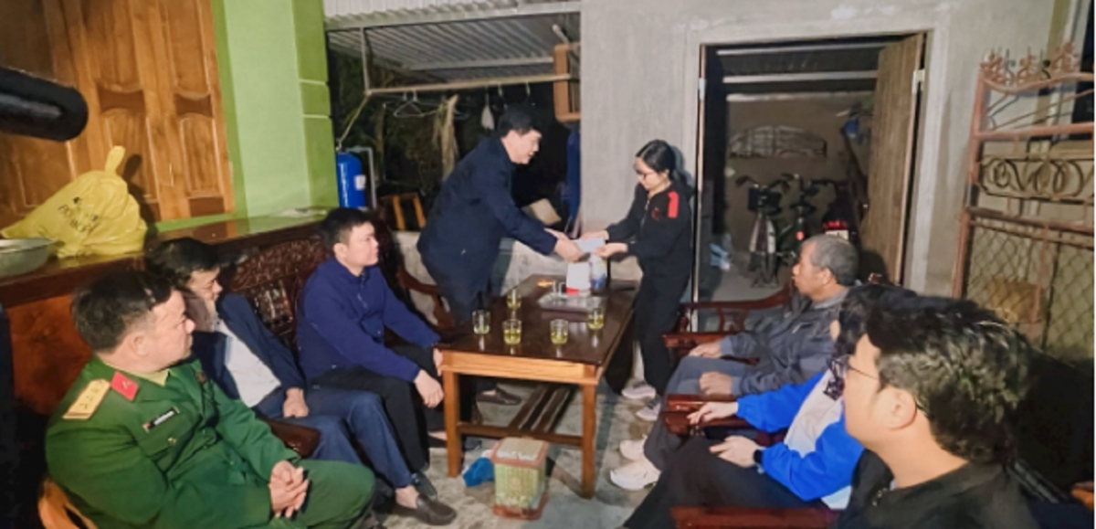 Huyện uỷ, UBND huyện Anh Sơn (Nghệ An) thăm hỏi, động viên và chia buồn với gia đình các nạn nhân