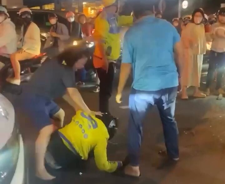 Hai người tấn công tài xế xe công nghệ (ảnh cắt từ clip)