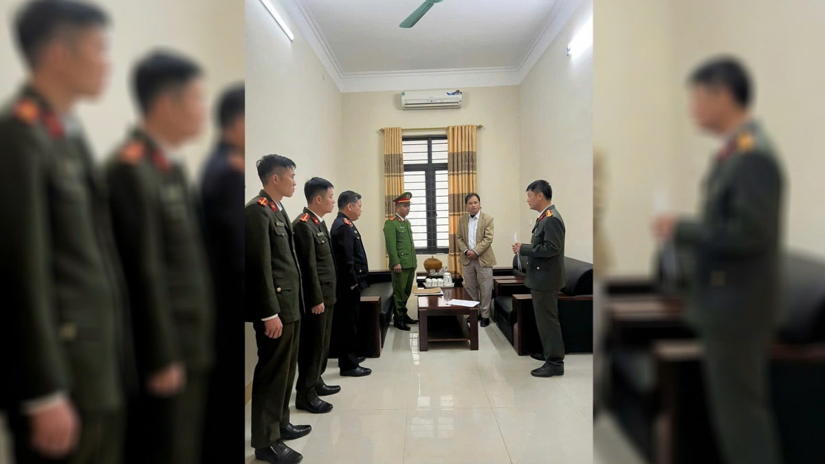 Cơ quan an ninh điều tra đọc quyết định khởi tố bị can Đinh Văn Hải (Ảnh CANA).