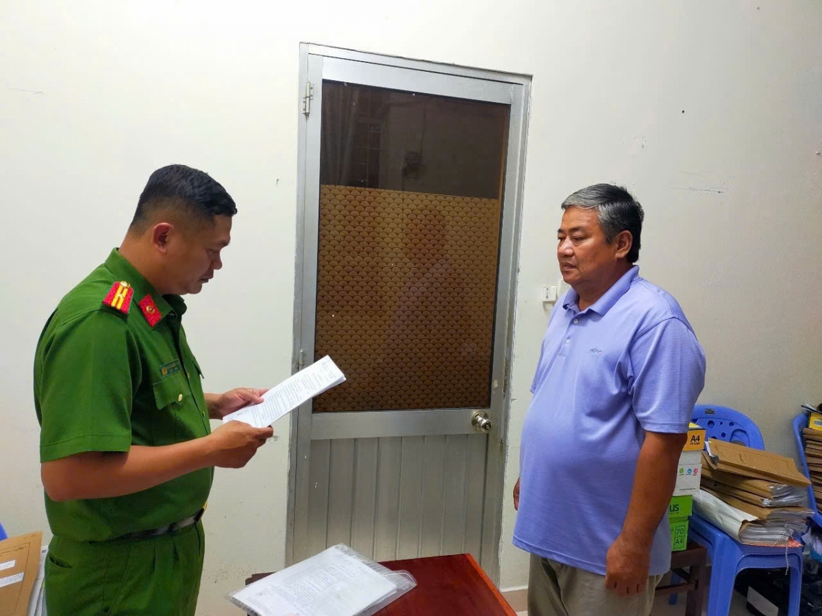 Bắt tạm giam và khám xét nơi ở của Nguyễn Thanh Phú