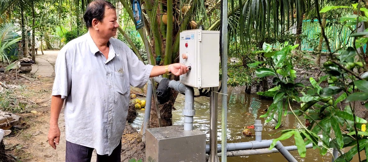 Nhà vườn lắp đặt hệ thống bơm tưới tự động, tiết kiệm nước ngọt mùa khô