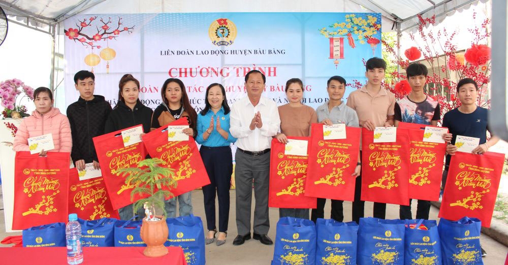 Công nhân Công ty TNHH Công nghiệp De Licacy Việt Nam được nhận những phần quà ý nghĩa (ảnh: ĐC)
