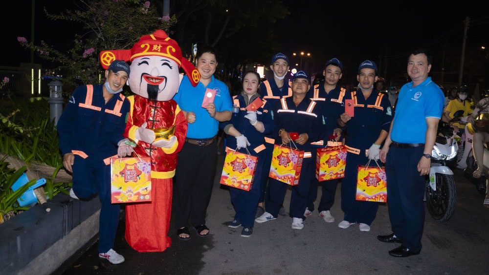 Trung tâm Hoạt động Thanh niên tỉnh Bình Dương tặng quà, lì xì cho nhân viên các công ty vệ sinh (ảnh: ĐC)