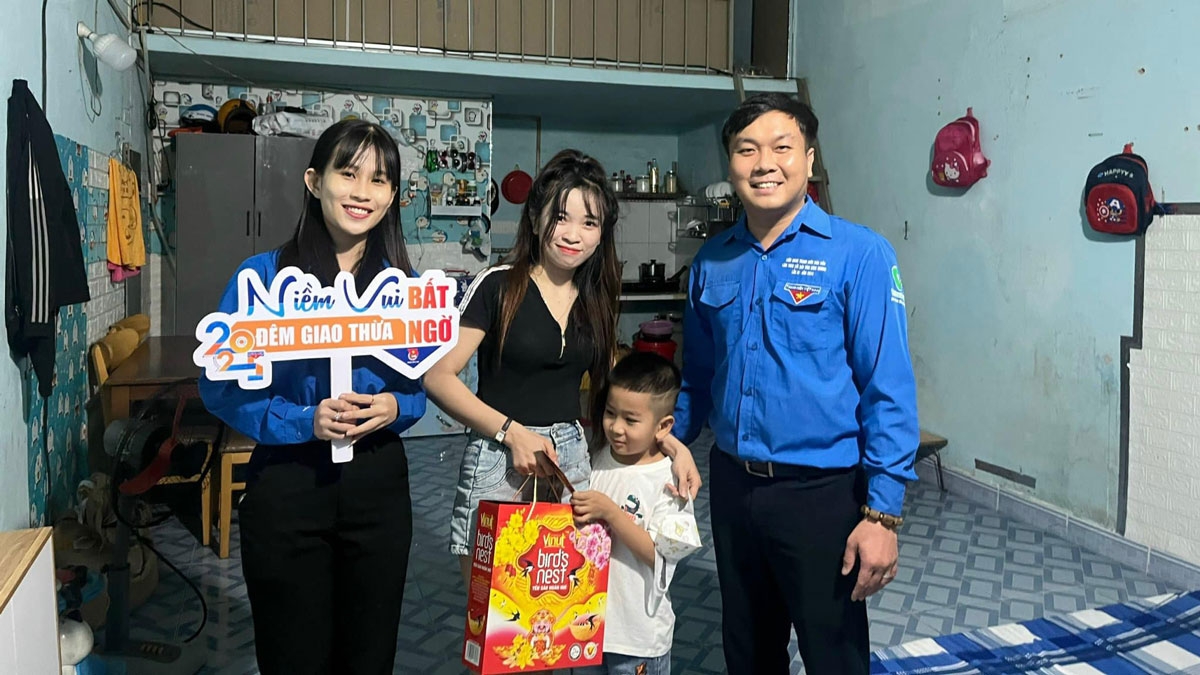 Thành đoàn Dĩ An xuống phòng trọ tặng quà cho công nhân ở lại làm xuyên Tết (ảnh: ĐC)