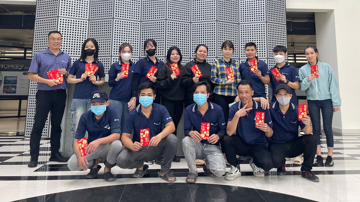 Nhận lì xì đầu năm, công nhân phấn khởi (ảnh: ĐC)