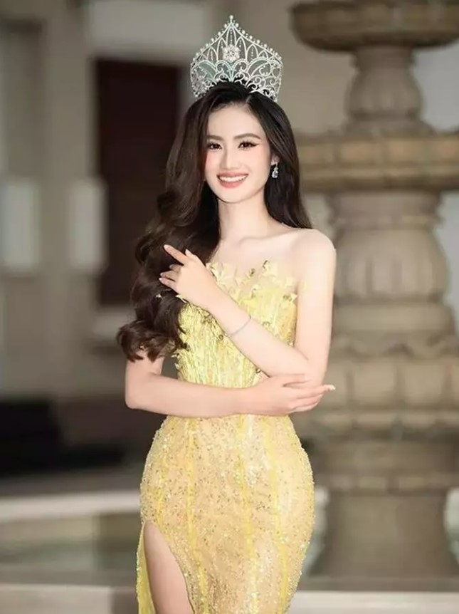 In 2023, the girl hailing from Binh Dinh province is crowned as Miss World Vietnam 2023 after outshining 39 other beauties. She will be the Vietnamese representative at the Miss World pageant.