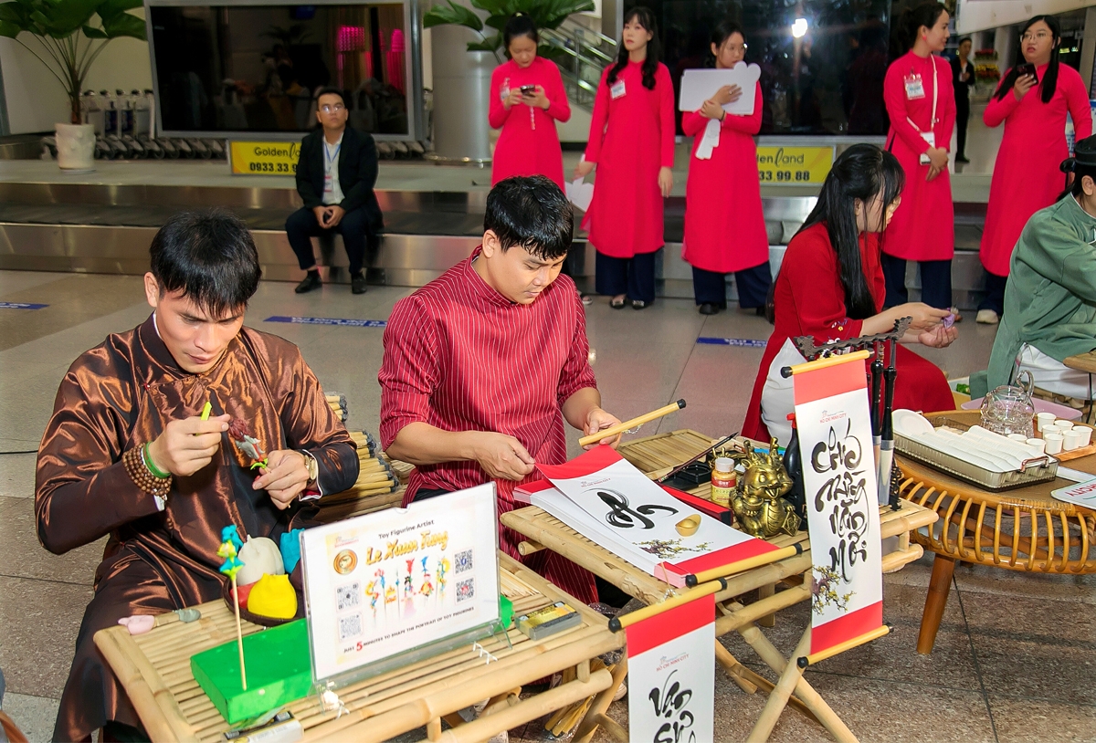 Foreign tourists also enjoy displays of Vietnamese cultural heritage on this occasion