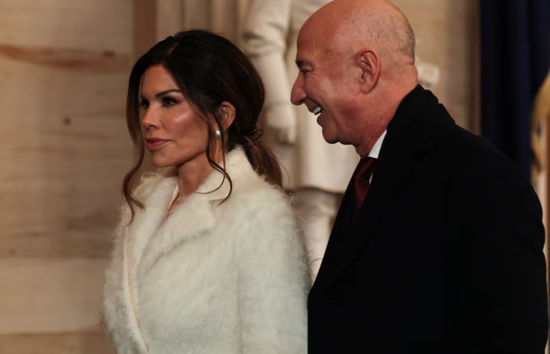 Doanh nhân Jeff Bezos cùng Sundar Pichai tại lễ nhậm chức của Tổng thống Donald Trump.