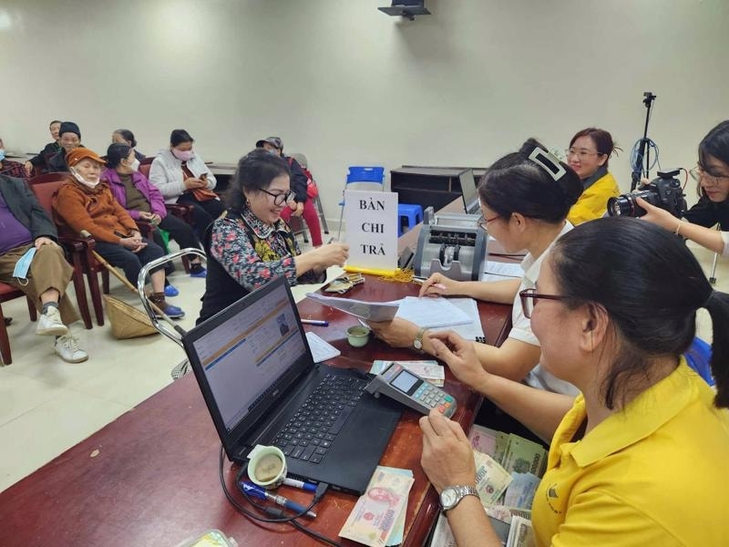 Chi trả lương hưu tại Hà Nội (Ảnh: KT)