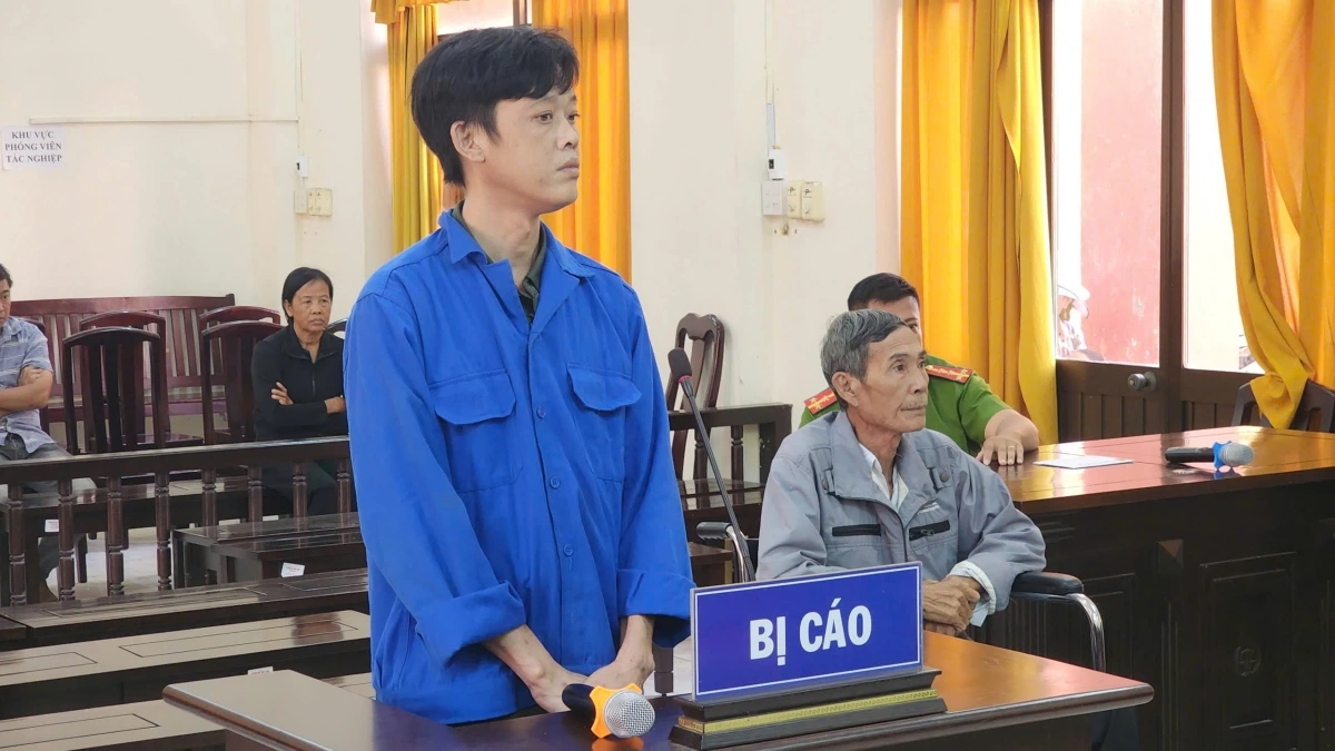 Bị cáo Hùng (ngồi) và Thực tại phiên tòa.