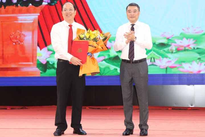 Trưởng Ban Tổ chức Trung ương Lê Minh Hưng trao quyết định cho ông Nguyễn Hồ Hải.