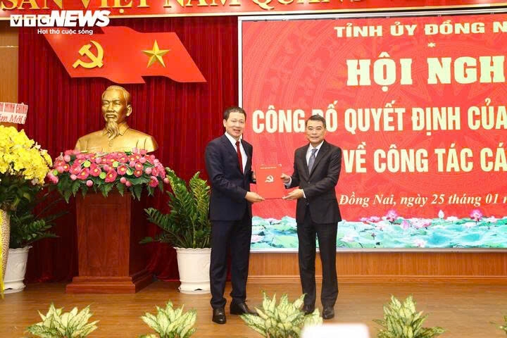 Trưởng Ban Tổ chức Trung ương Lê Minh Hưng trao quyết định của Bộ Chính trị cho ông Vũ Hồng Văn.