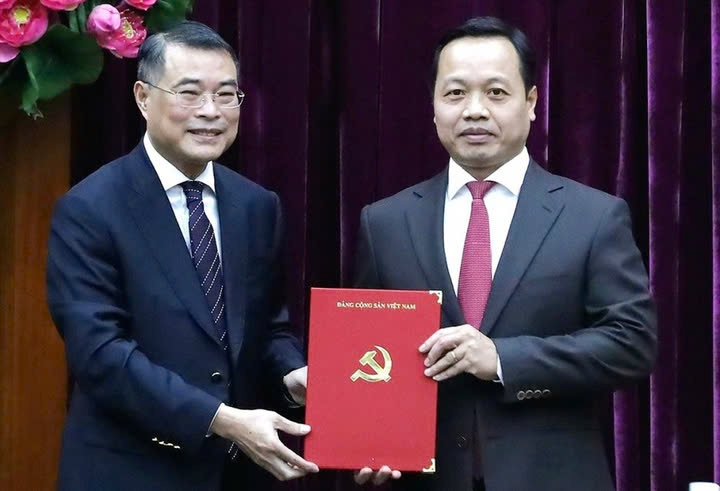 Trưởng Ban Tổ chức Trung ương Lê Minh Hưng trao quyết định cho ông Trần Tiến Dũng.