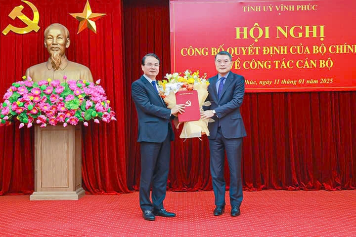 Trưởng Ban Tổ chức Trung ương Lê Minh Hưng trao quyết định cho ông Đặng Xuân Phong.