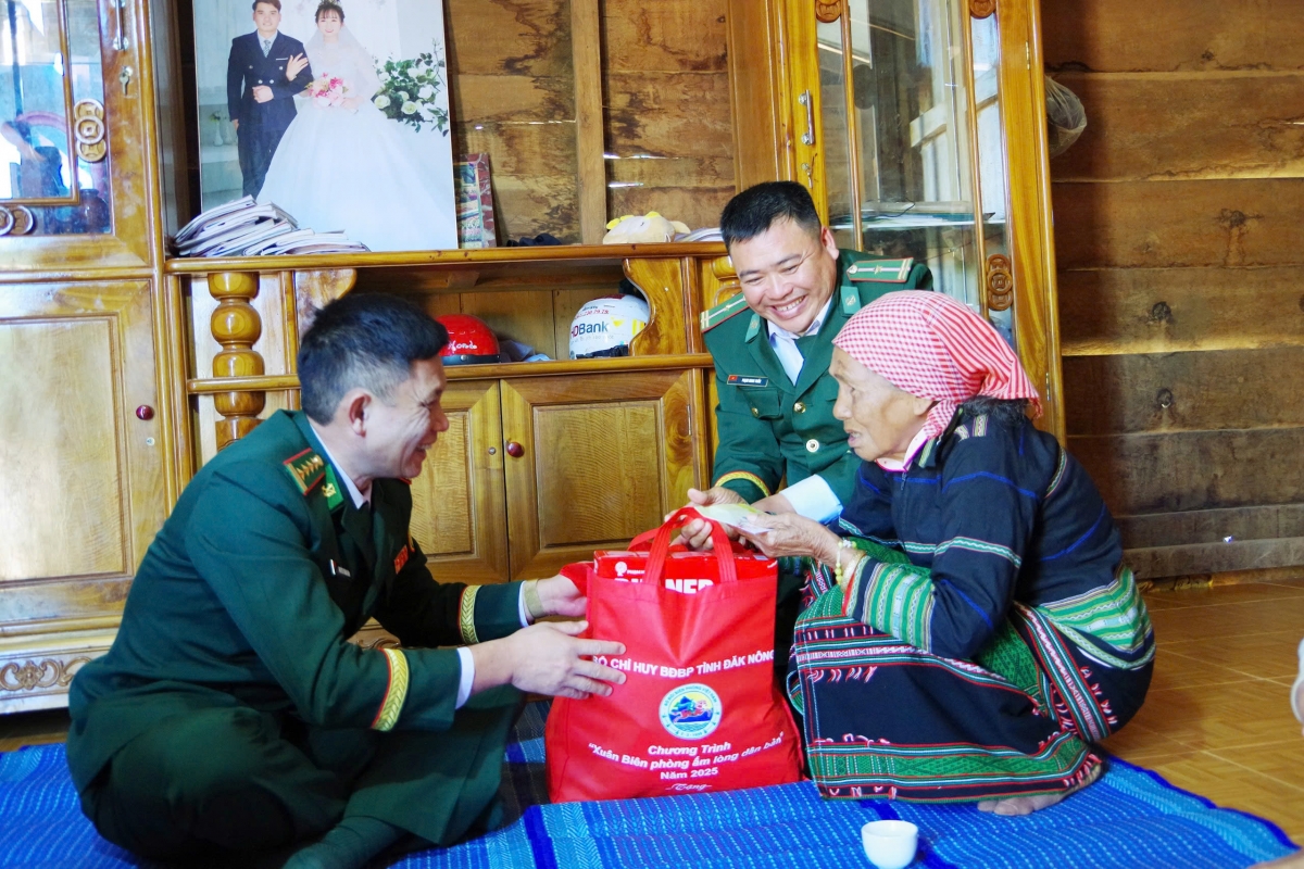 Lãnh đạo Bộ đội biên phòng Đắk Nông đến tận nhà trao quà tặng người có công cách mạng, già làng, trưởng bản, người có uy tín ở vùng biên giới.