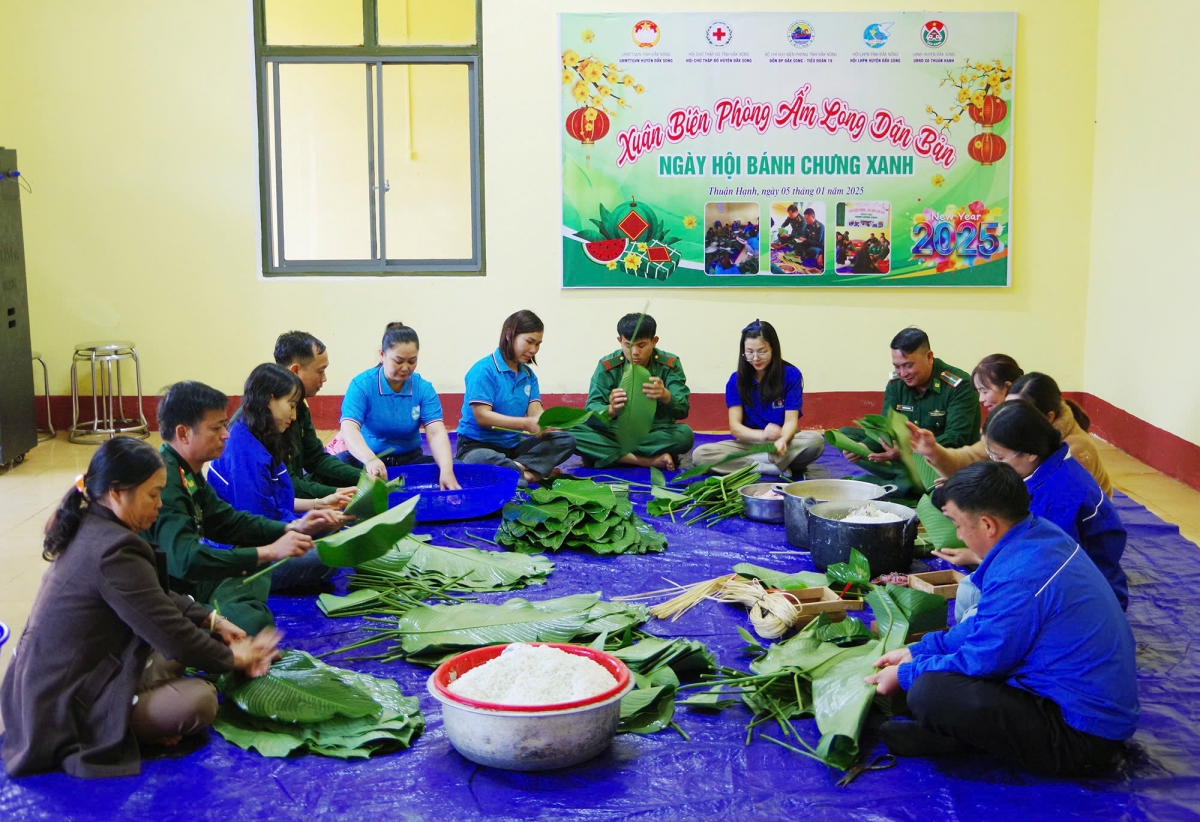 Cán bộ chiến sỹ biên phòng cùng người dân gói bánh chưng tặng các gia đình khó khăn.