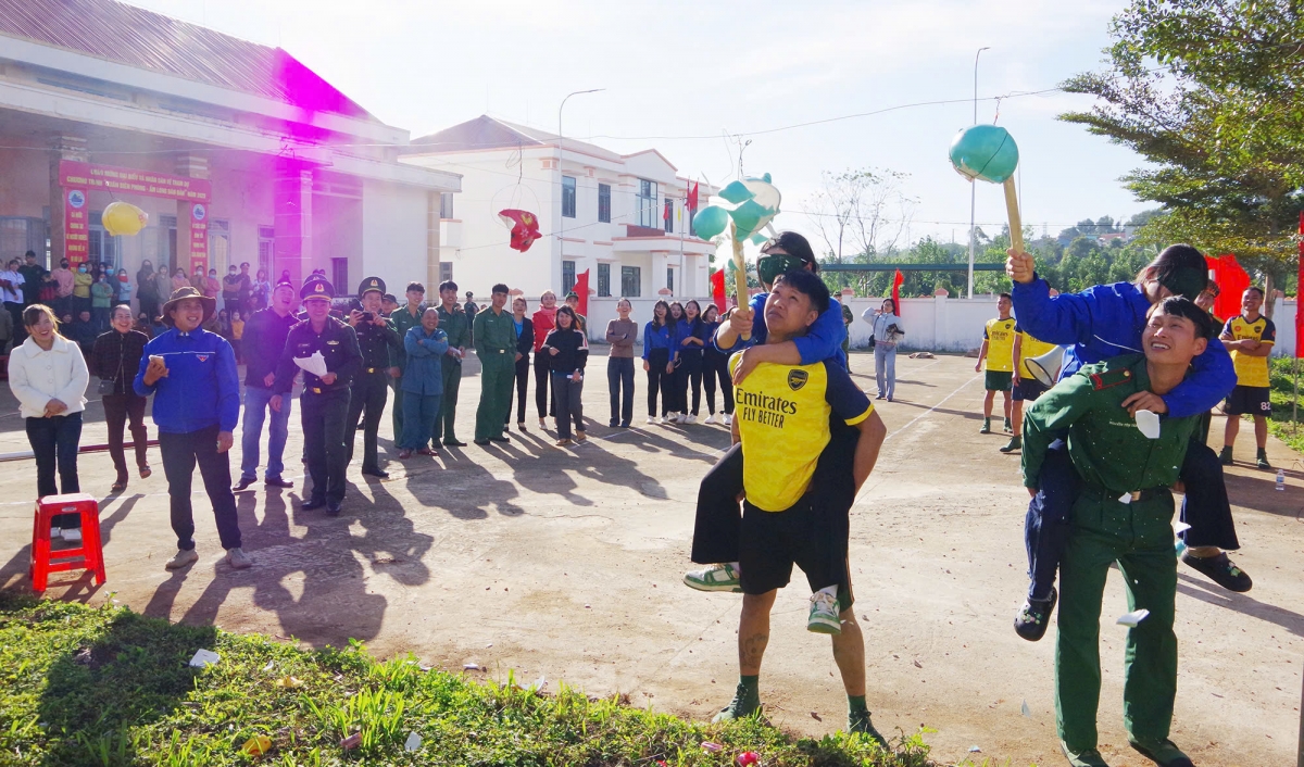 Các hoạt động giao lưu văn hóa văn nghệ, trò chơi dân gian luôn thu hút đông đảo người dân tham gia.