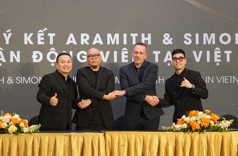 Two Vietnamese billiards players and representatives of Aramith &amp; Simonis at the signing ceremony (Photo: qdnd.vn)