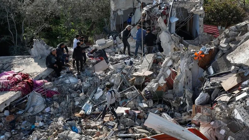 Người dân kiểm tra đống đổ nát của ngôi nhà nơi 2 người Palestine thiệt mạng trong cuộc đột kích của Israel tại làng Burqin gần Jenin ở Bờ Tây ngày 23/1/2025.