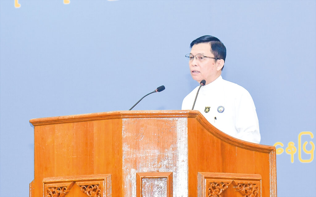 Bộ trưởng Bộ Di trú và Dân số Myanmar U Myint Kyaing phát biểu tại buổi họp báo công bố kết quả điều tra dân số. Ảnh: GNLM