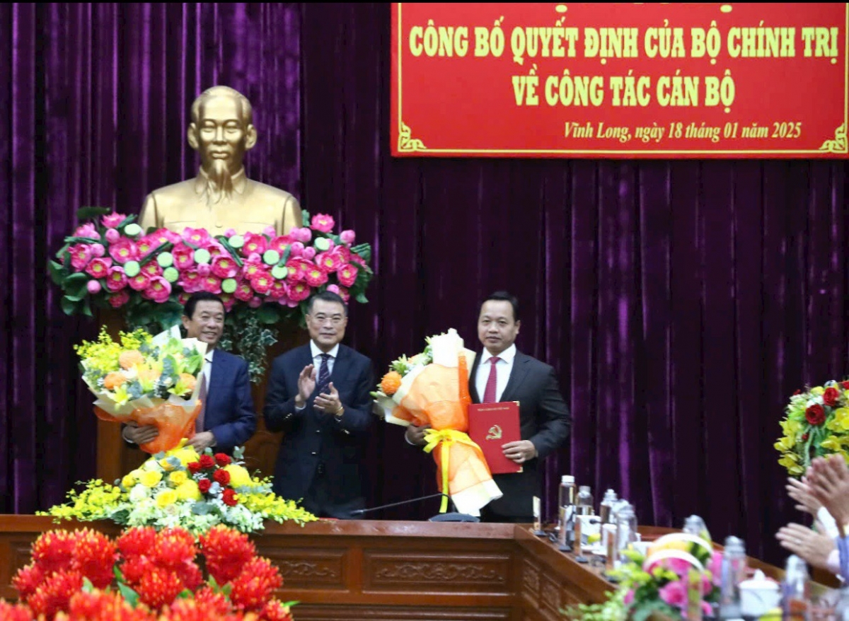 Ông Lê Minh Hưng, Ủy viên Bộ Chính trị, Bí thư Trung ương Đảng, Trưởng Ban Tổ chức Trung ương trao quyết định và tặng hoa cho ông Trần Tiến Dũng