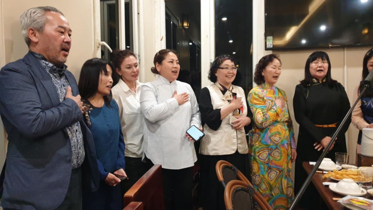 Vợ chồng anh Lâm và các bạn Mông Cổ cùng hát bài hát tiếng Việt tặng mọi người