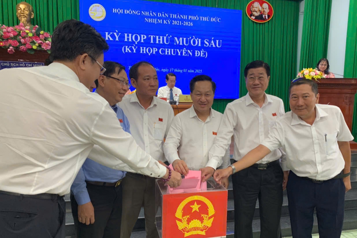 Các đại biểu HĐND TP Thủ Đức bỏ phiếu (ảnh T.T)