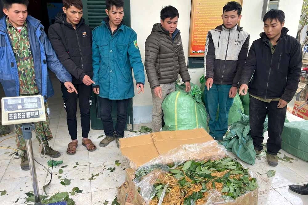 Các đối tượng vận chuyển hàng lậu bị bắt giữ.