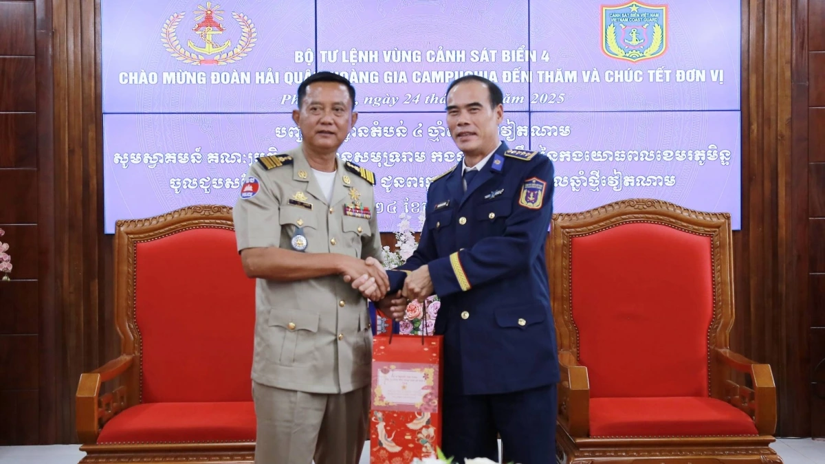 Đại tá Nguyễn Văn Tranh – Phó Tư lệnh Pháp luật tiếp Đại tá Mean Savoeun, Phó Chỉ huy trưởng Căn cứ biển Ream và đoàn công tác