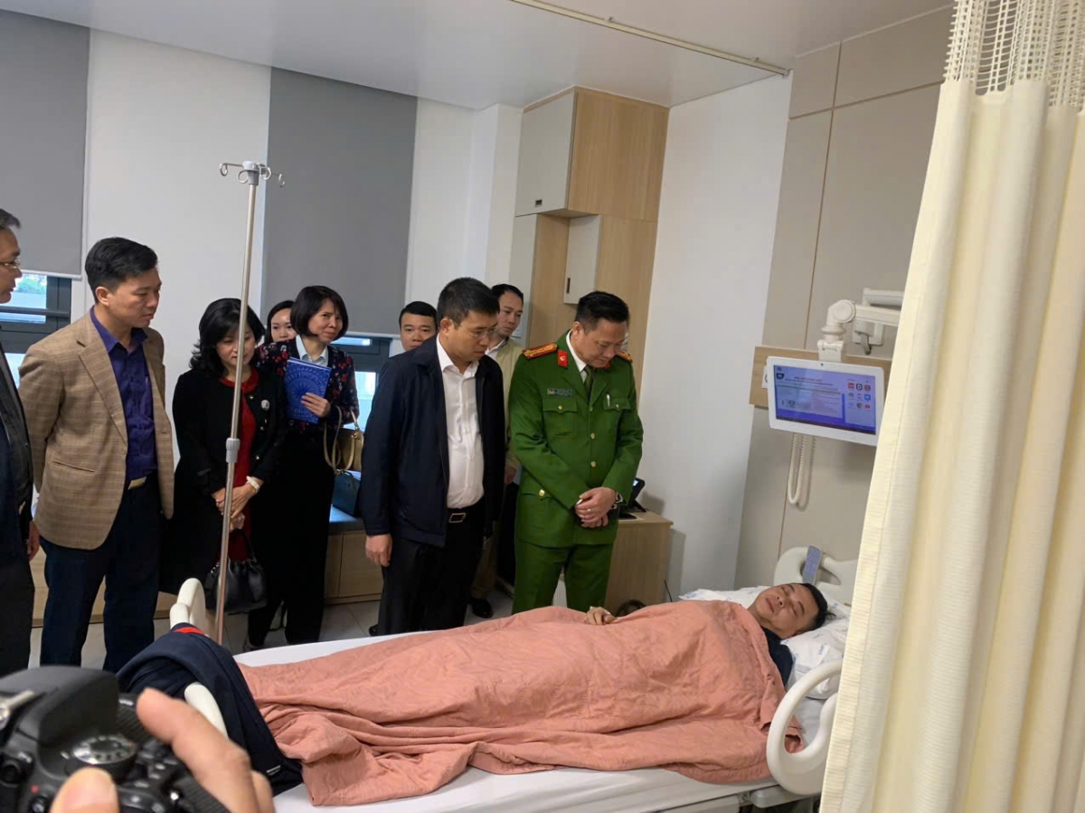Lãnh đạo UBND quận Nam Từ Liêm và lãnh đạo Công an quận Nam Từ Liêm đến thăm hỏi, động viên đồng chí Nguyễn Thanh Tuấn tại bệnh viện. 