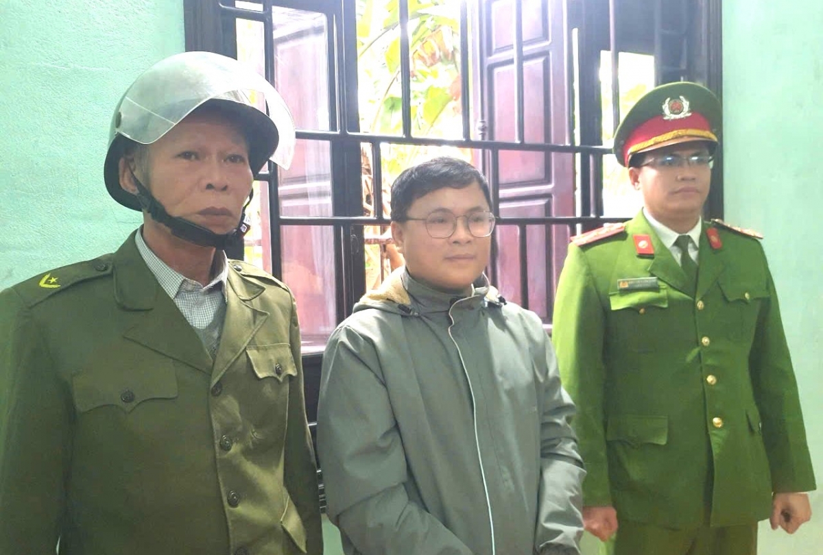 Cao Hữu Dũng (giữa) bị bắt về hành vi lừa đảo chiếm đoạt tài sản