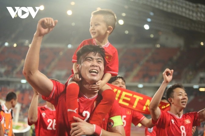 Captain Duy Manh celebrates the victory with his son