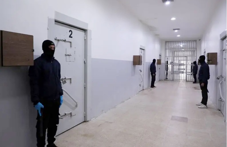 Lính canh nhà tù bảo vệ nhà tù ở Hasakah, Syria. (Ảnh: Reuters)