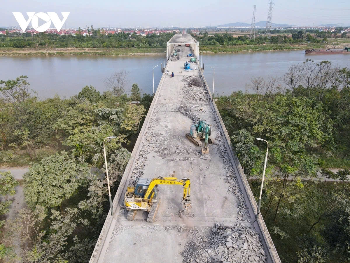 Lực lượng thi công mặt cầu