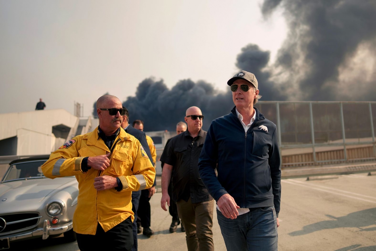 Thống đốc California Gavin Newsom thị sát khu vực xảy ra cháy rừng. Ảnh: Getty Images
