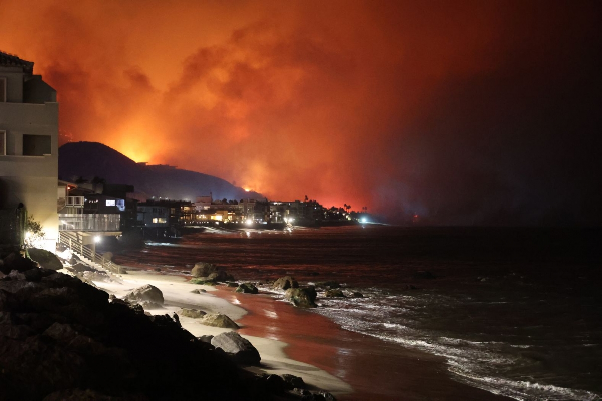 Một góc trời đỏ rực do khói và lửa bốc lên từ các đám cháy rừng tại Los Angeles. Ảnh: Getty