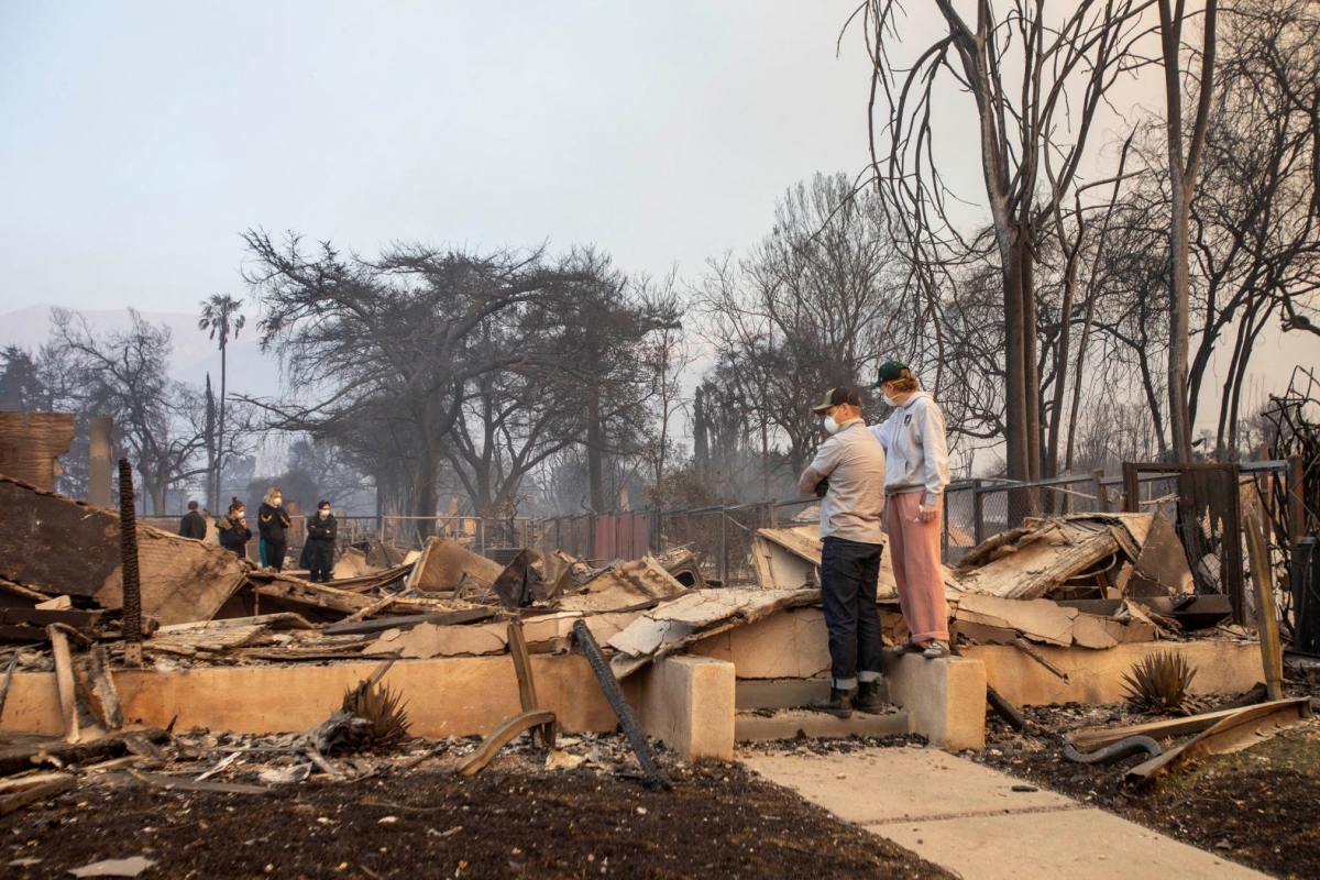 Người dân trở về nhà ở Atladena sau khi nơi này bị đám cháy Eaton thiêu rụi. Ảnh: Reuters