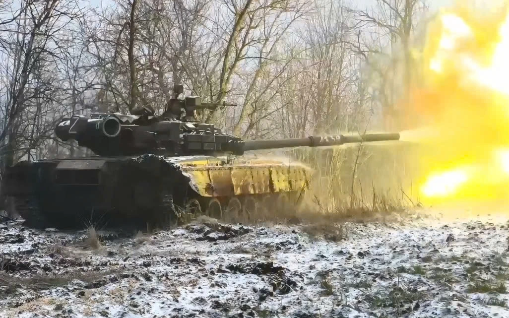 Xe tăng T-80 của Nga nã pháo về phía xe thiết giáp Ukraine. Ảnh: Military ops