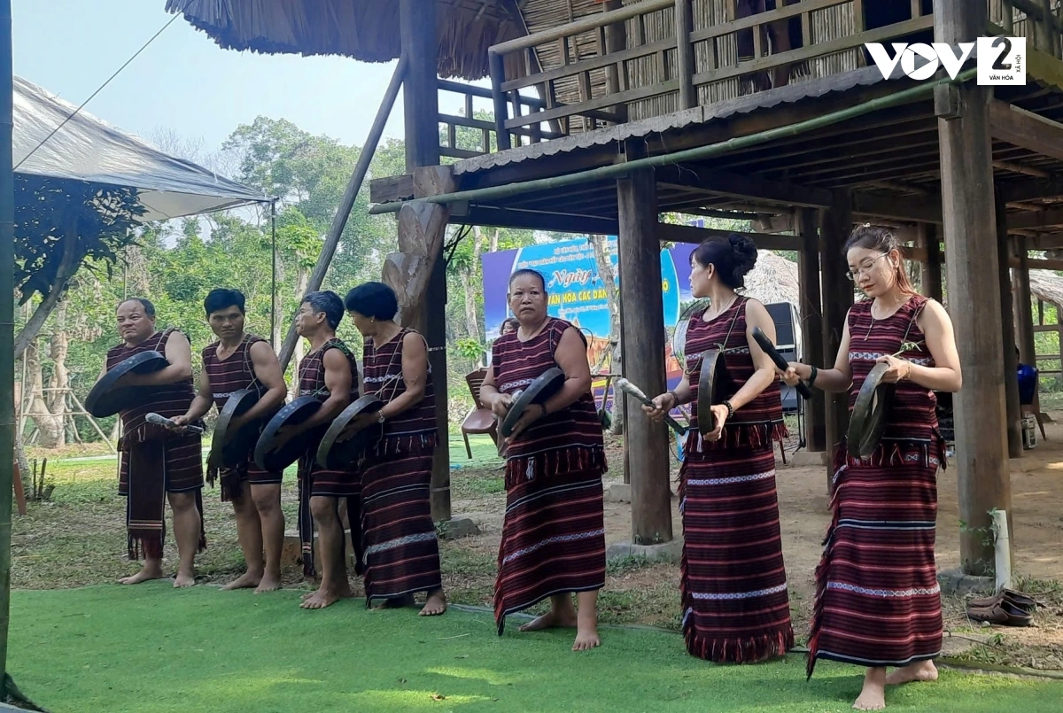 Chuẩn bị cồng chiêng cũng là một khâu rất quan trọng trong lễ Sayangva của người Chơ Ro