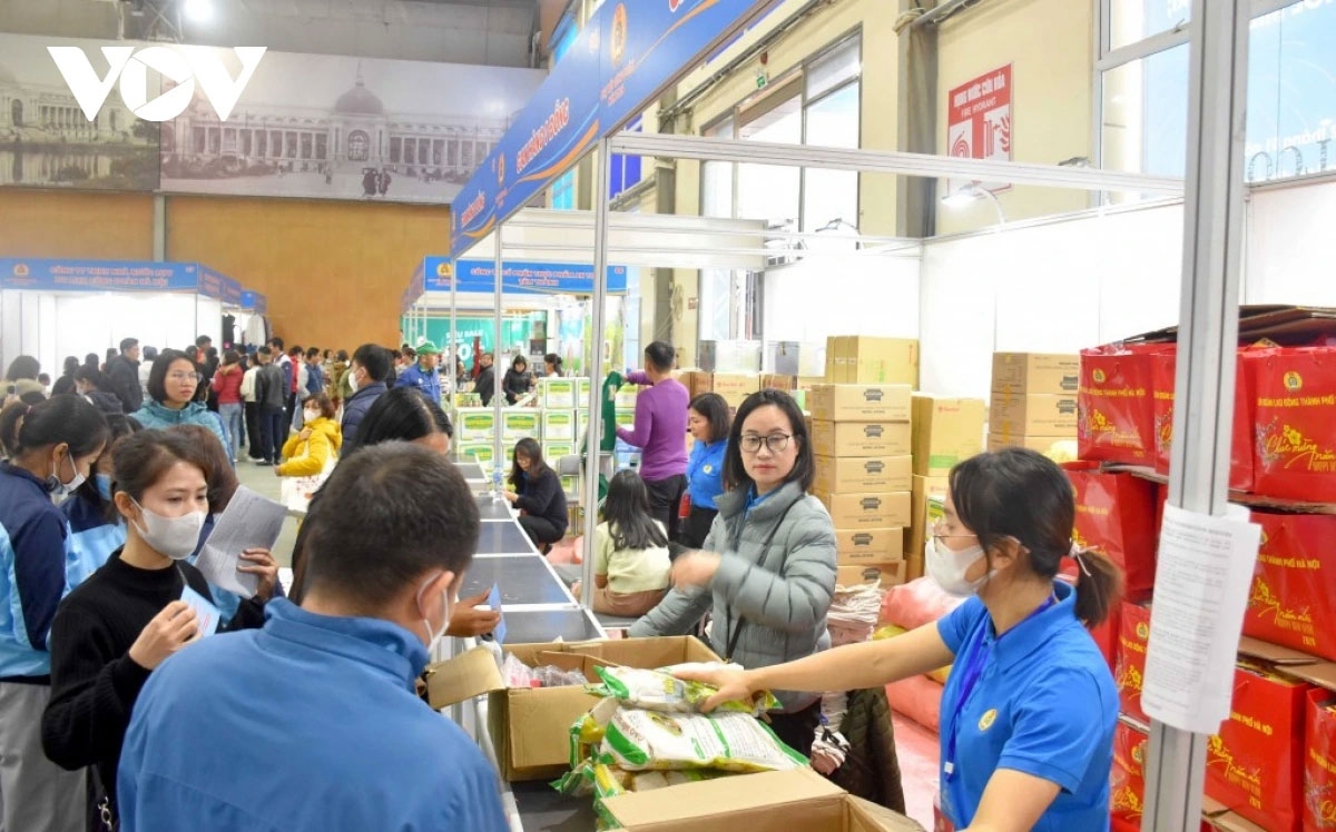 Đoàn viên, người lao động phấn khởi mua sắm tại "Chợ Tết Công đoàn" 2024