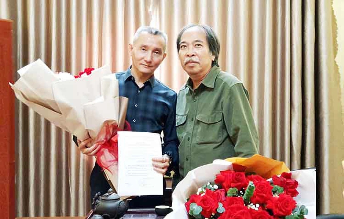 Chủ tịch Hội Nhà văn Việt Nam Nguyễn Quang Thiều (phải) trao quyết định bổ nhiệm ông Lương Ngọc An hồi đầu tháng 12/2024 - Ảnh: Hội Nhà văn Việt Nam
